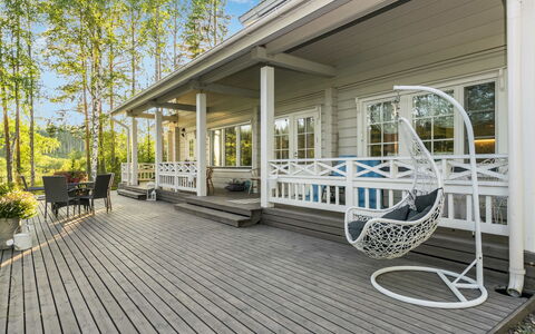 Haapaniemi: Bed, Meubilair, Slaapkamer, Interieur Ontwerp, Bedding, Laken, Flooring, Hout, Verdieping, Kamer