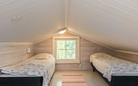 Haapaniemi: Bed, Meubilair, Slaapkamer, Interieur Ontwerp, Bedding, Laken, Flooring, Hout, Verdieping, Kamer