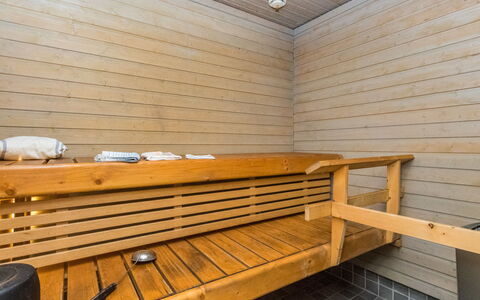 Haapaniemi: Bed, Meubilair, Slaapkamer, Interieur Ontwerp, Bedding, Laken, Flooring, Hout, Verdieping, Kamer