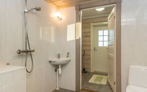 Haapaniemi: Bed, Meubilair, Slaapkamer, Interieur Ontwerp, Bedding, Laken, Flooring, Hout, Verdieping, Kamer