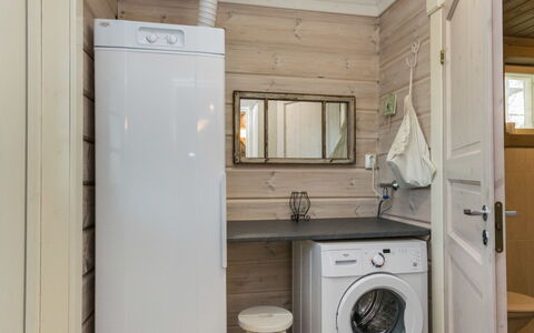 Haapaniemi: Bed, Meubilair, Slaapkamer, Interieur Ontwerp, Bedding, Laken, Flooring, Hout, Verdieping, Kamer