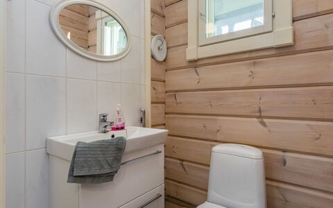 Haapaniemi: Bed, Meubilair, Slaapkamer, Interieur Ontwerp, Bedding, Laken, Flooring, Hout, Verdieping, Kamer