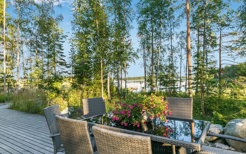 Haapaniemi: Bed, Meubilair, Slaapkamer, Interieur Ontwerp, Bedding, Laken, Flooring, Hout, Verdieping, Kamer