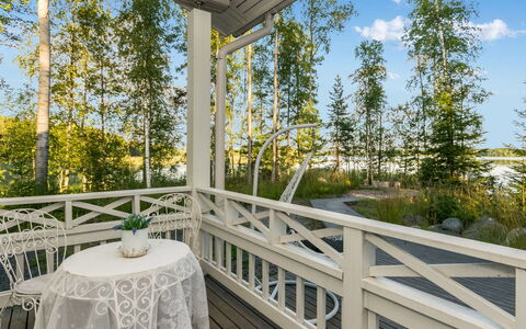 Haapaniemi: Bed, Meubilair, Slaapkamer, Interieur Ontwerp, Bedding, Laken, Flooring, Hout, Verdieping, Kamer
