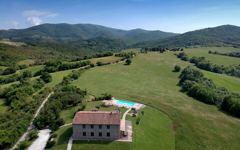 Villa Guardistallo: Lucht, Berg, Fabriek, Natuur, Natuurlijk Landschap, Wolk, Helling, Land Lot, Vegetation, Boom