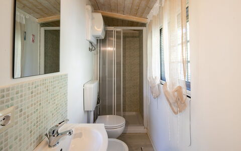 Casa Del Colle: Spiegel, Wastafel, Kraan, Eigendom, Loodgieterswerkinrichting, Badkamer, Wastafel In De Badkamer, Hout, Interieur Ontwerp, Gebouw