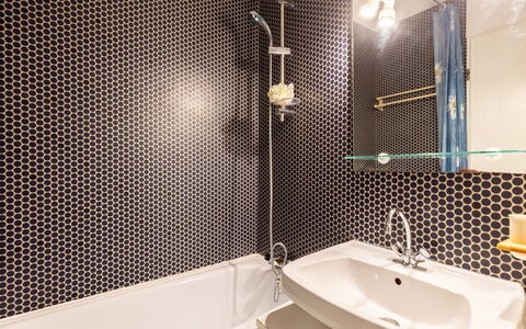 Rubis: Kraan, Loodgieterswerkinrichting, Spiegel, Eigendom, Wastafel, Badkamer, Verlichting, Hout, Interieur Ontwerp