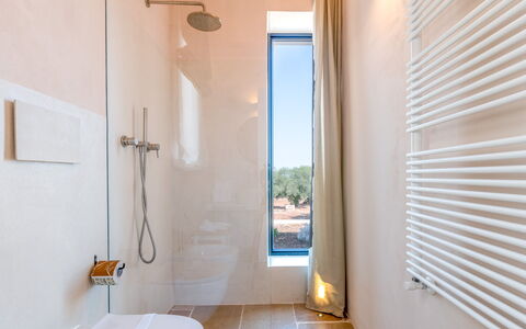 Villa Orama Estia Relais: Gebouw, Eigendom, Loodgieterswerkinrichting, Hout, Kraan, Badkamer, Huis, Interieur Ontwerp, Schaduw