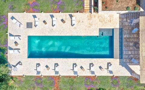 Villa Orama Estia Relais: Water, Wereld, Azure, Rechthoek, Fabriek, Zwemwater, Font, Kunst, Stedelijk Ontwerp, Muur