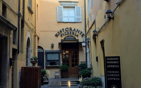 La Terrazza Di Todi: Fabriek, Venster, Gebouw, Bloempot, Weg Oppervlak, Buurt, Flooring, Stedelijk Ontwerp, Stad, Deur