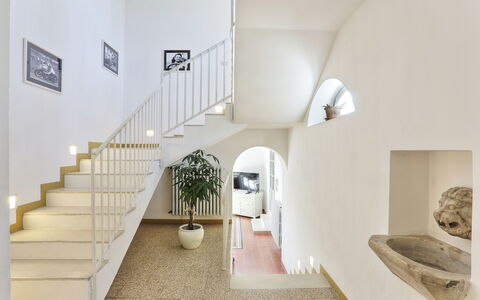 Villa Maona: Gebouw, Fabriek, Hout, Verdieping, Flooring, Trap, Kamerplant, Hal, Hardwood