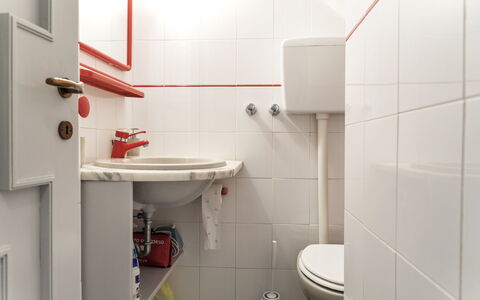 La Terrazza Di Santa Marinella: Eigendom, Wastafel, Kraan, Loodgieterswerkinrichting, Wastafel In De Badkamer, Badkamer, Interieur Ontwerp, Spiegel, Verdieping, Flooring