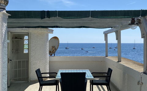 La Terrazza Di Santa Marinella: Lucht, Water, Meubilair, Stoel, Azure, Gebouw, Schaduw, Tafel, Wolk, Interieur Ontwerp