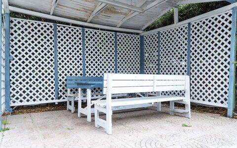 La Terrazza Di Santa Marinella: Gebouw, Meubilair, Eigendom, Tafel, Hout, Fabriek, Schaduw, Textiel, Rechthoek, Bankstel