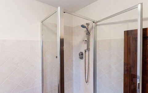 Villa Taragnano: Douchekop, Loodgieterswerkinrichting, Deur Van De Douche, Douchestang, Douche, Deur, Badkamer, Douchepaneel, Interieur Ontwerp