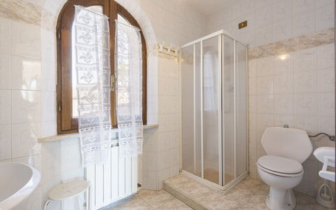 Residenza Garosi: Eigendom, Loodgieterswerkinrichting, Kraan, Badkamer, Douchekop, Interieur Ontwerp, Douche, Hout, Verdieping