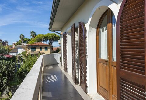 Residenza Garosi: Lucht, Dag, Eigendom, Wolk, Fabriek, Gebouw, Schaduw, Woongebied, Boom, Hout