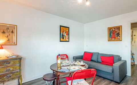 Hoche: Fotolijst, Meubilair, Eigendom, Tafel, Bankstel, Hout, Oranje, Verlichting, Interieur Ontwerp, Flooring