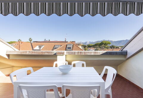 Casa Serchio: Gebouw, Dag, Eigendom, Licht, Schaduw, Tafel, Hout, Stoel, Architectuur, Verlichting