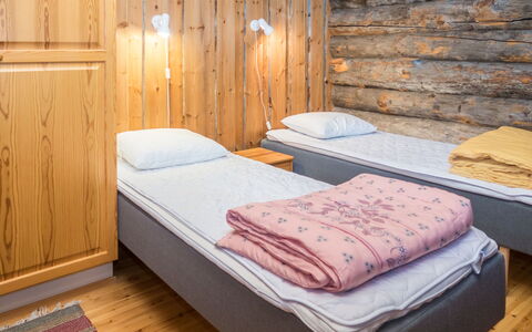 Rukanpesä 2A: Bed, Slaapkamer, Hout, Verdieping, Flooring, Interieur Ontwerp, Stapelbed, Laken, Bedding, Kamer