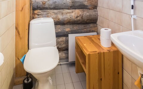 Rukanpesä 2A: Wc Bril, Hout, Flooring, Toilet, Verdieping, Loodgieterswerkinrichting, Badkamer, Interieur Ontwerp, Wastafel In De Badkamer, Loodgieter