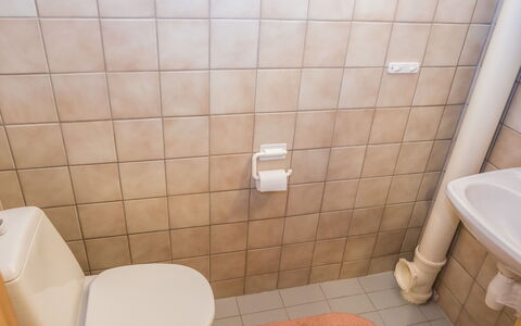 Rukanpesä 2A: Wc Bril, Badkamer, Toilet, Muur, Loodgieterswerkinrichting, Flooring, Verdieping, Loodgieter, Tegel, Kamer