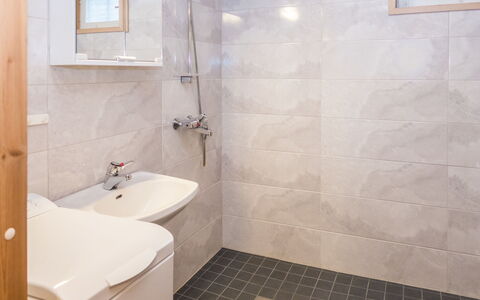 Rukanpesä 2A: Flooring, Loodgieterswerkinrichting, Muur, Badkamer, Verdieping, Interieur Ontwerp, Loodgieter, Plafond, Tegel, Toilet