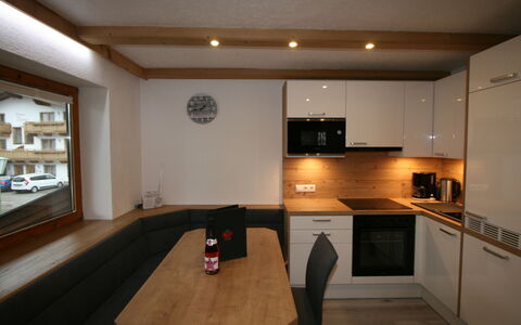 Fügen 806: Eigendom, Tafel, Hout, Cabinetry, Interieur Ontwerp, Flooring, Verdieping, Laminaatvloer, Gebouw, Beits