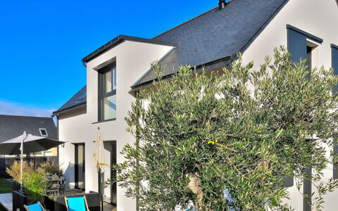 Villa Lanka: Fabriek, Gebouw, Lucht, Eigendom, Venster, Blauw, Groen, Huis, Land Lot, Architectuur
