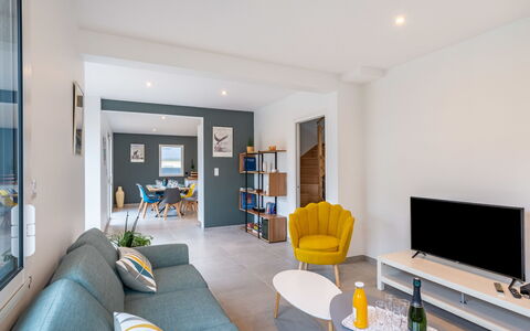 Villa Lanka: Bankstel, Eigendom, Meubilair, Tafel, Fotolijst, Gebouw, Comfort, Boekenkast, Slaapbank, Interieur Ontwerp