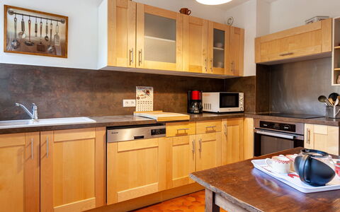 Saint Gervais 175: Bruin, Countertop, Cabinetry, Gootsteen, Wastafel, Meubilair, Eigendom, Kraan, Toestel Van De Keuken, Keuken
