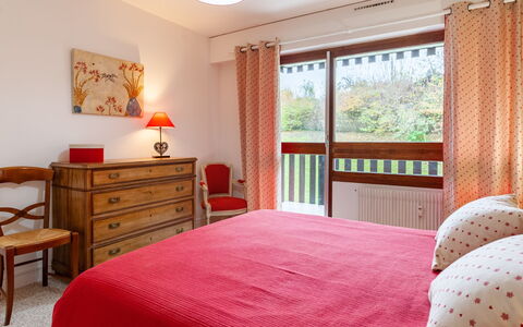 Saint Gervais 175: Meubilair, Eigendom, Venster, Gebouw, Cabinetry, Stoel, Comfort, Blind Venster, Textiel, Oranje