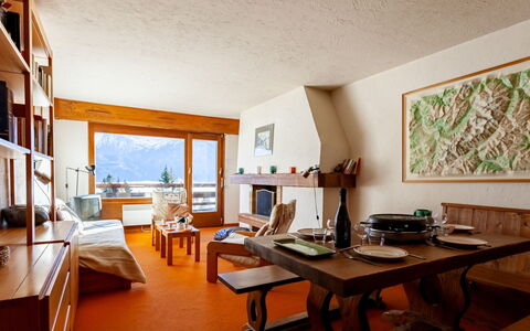 La Christaz: Tafel, Eigendom, Gebouw, Meubilair, Fotolijst, Bureau, Hout, Boekenkast, Interieur Ontwerp, Verdieping