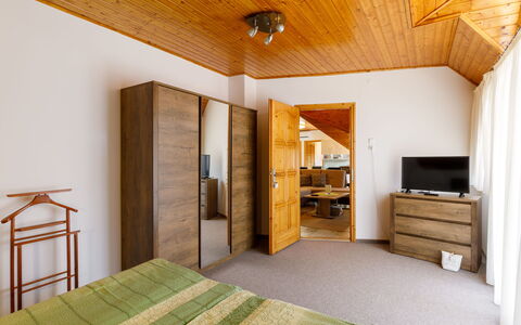 Küsz: Meubilair, Eigendom, Comfort, Hout, Gebouw, Verlichting, Interieur Ontwerp, Oranje, Verdieping, Flooring