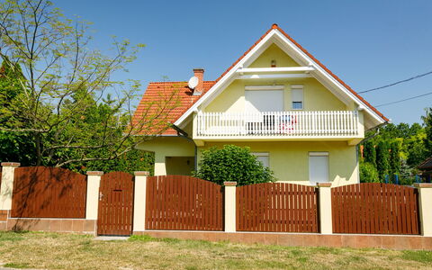 Edina: Fabriek, Lucht, Gebouw, Eigendom, Venster, Huis, Hek, Boom, Piketomheining, Land Lot