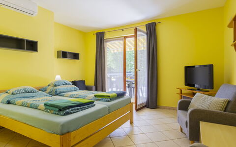 Jókai: Meubilair, Interieur Ontwerp, Kamer, Beits, Stoel, Hardwood, Hotel, Bed, Hoofdkussen, Gordijn