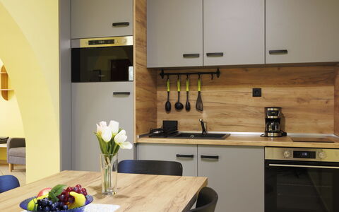 Jókai: Meubilair, Keuken, Countertop, Toestel Van De Keuken, Interieur Ontwerp, Hout, Cabinetry, Flooring, Major Appliance, Huishoudapparatuur