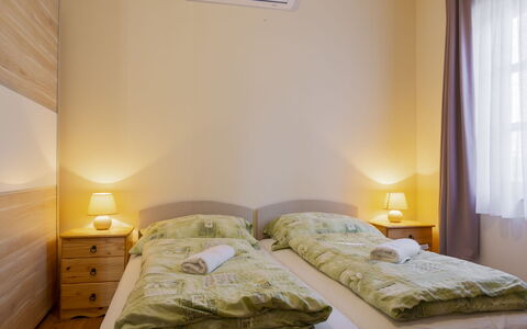 Tamas: Bed, Slaapkamer, Bedding, Laken, Interieur Ontwerp, Linens, Bed Frame, Plafond, Kamer, Verdieping