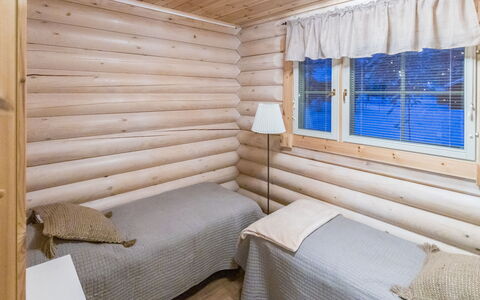 Villa Lempi: Bed, Meubilair, Slaapkamer, Interieur Ontwerp, Bedding, Laken, Flooring, Hout, Verdieping, Kamer