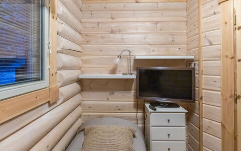 Villa Lempi: Bed, Meubilair, Slaapkamer, Interieur Ontwerp, Bedding, Laken, Flooring, Hout, Verdieping, Kamer