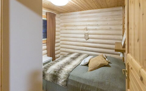 Villa Lempi: Bed, Meubilair, Slaapkamer, Interieur Ontwerp, Bedding, Laken, Flooring, Hout, Verdieping, Kamer