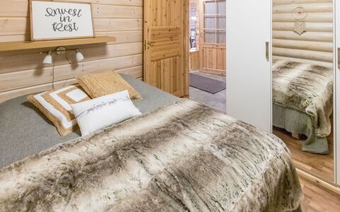 Villa Lempi: Bed, Meubilair, Slaapkamer, Interieur Ontwerp, Bedding, Laken, Flooring, Hout, Verdieping, Kamer