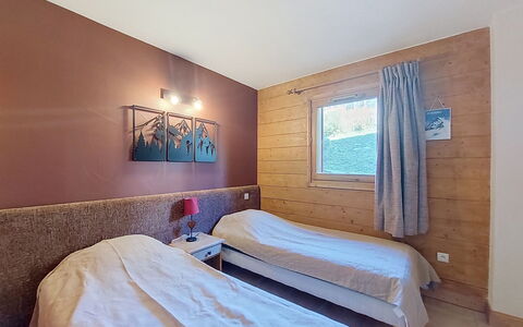 Les Menuires 660: Flooring, Verdieping, Hout, Plafond, Meubilair, Interieur Ontwerp, Slaapkamer, Bed, Houten Vloer, Laken