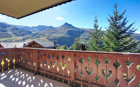 Les Menuires 660: Bergketen, Balkon, Vallei, Ridge, Alpen, Heuvel Station, Beits, Baluster, Massif, Hardwood