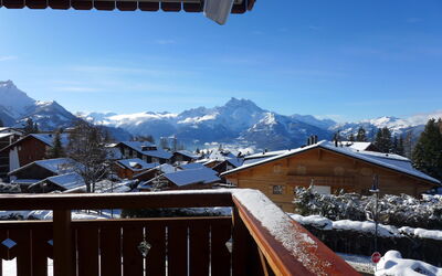 Villars 171: Lucht, Berg, Sneeuw, Gebouw, Dag, Eigendom, Hout, Helling, Architectuur, Freezing