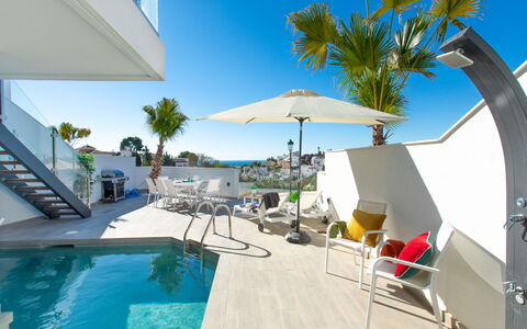 Royal Palm: Lucht, Water, Eigendom, Fabriek, Badplaats, Zwembad, Azure, Schaduw, Gebouw, Buitenmeubels