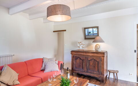 Ti Ar Stang: Tafel, Meubilair, Eigendom, Bankstel, Hout, Cabinetry, Interieur Ontwerp, Fotolijst, Flooring, Verdieping