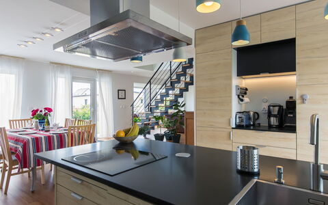 La Grève Bleue: Meubilair, Cabinetry, Eigendom, Countertop, Tafel, Keuken, Interieur Ontwerp, Verlichting, Gootsteen, Architectuur