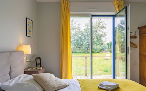 La Grève Bleue: Eigendom, Gebouw, Venster, Comfort, Schaduw, Hout, Interieur Ontwerp, Geel, Bed Frame