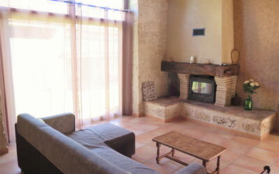 La Grange Jacques 600.2: Meubilair, Tafel, Eigendom, Gebouw, Bankstel, Hout, Interieur Ontwerp, Fabriek, Comfort, Woonkamer